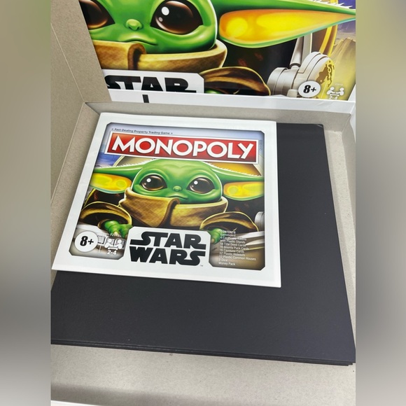 STAR WARS MONOPOLY: The Mandalorian - The Child Edition - Picture 9 of 14